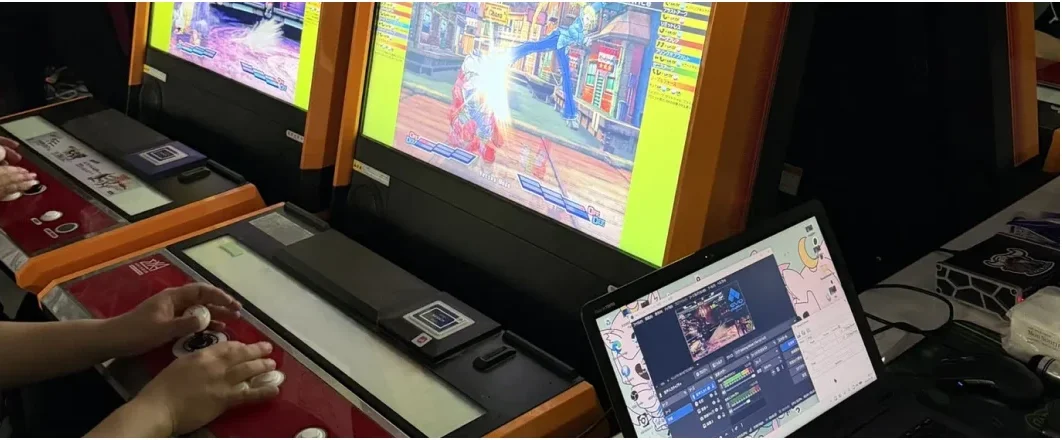 Máquinas de fliperama com jogos de luta em exibição