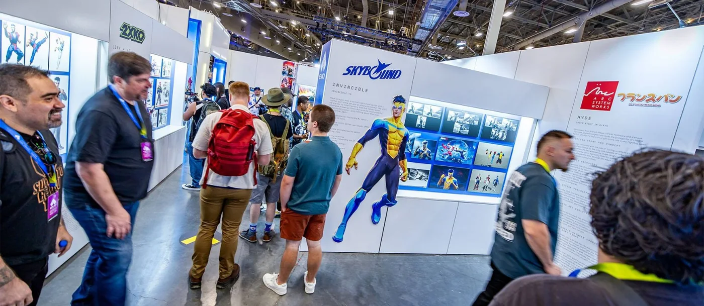 Visitantes diante de painéis da exposição com arte de personagens de jogos de luta